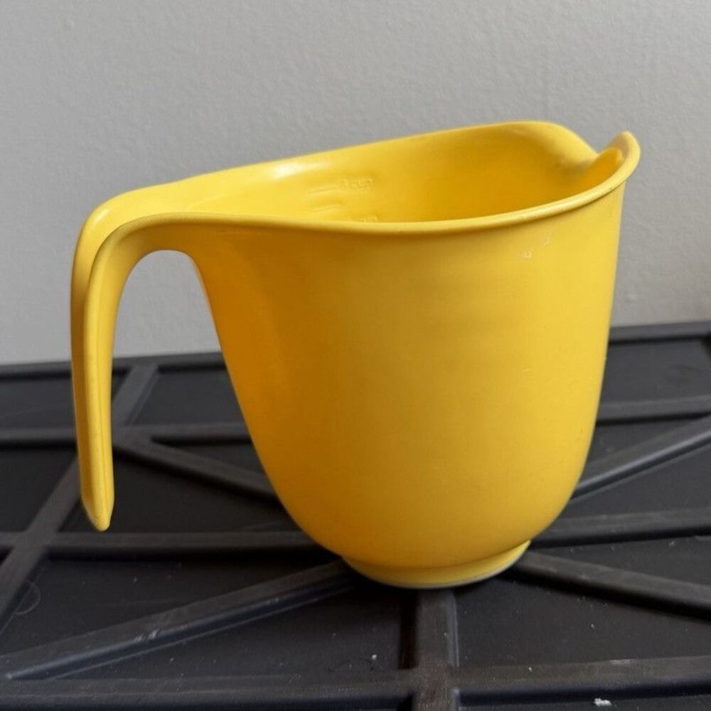 Vintage Rubbermaid Grip & Mix Batter Bowl 6 Cups Yellow #2661 Good Condition